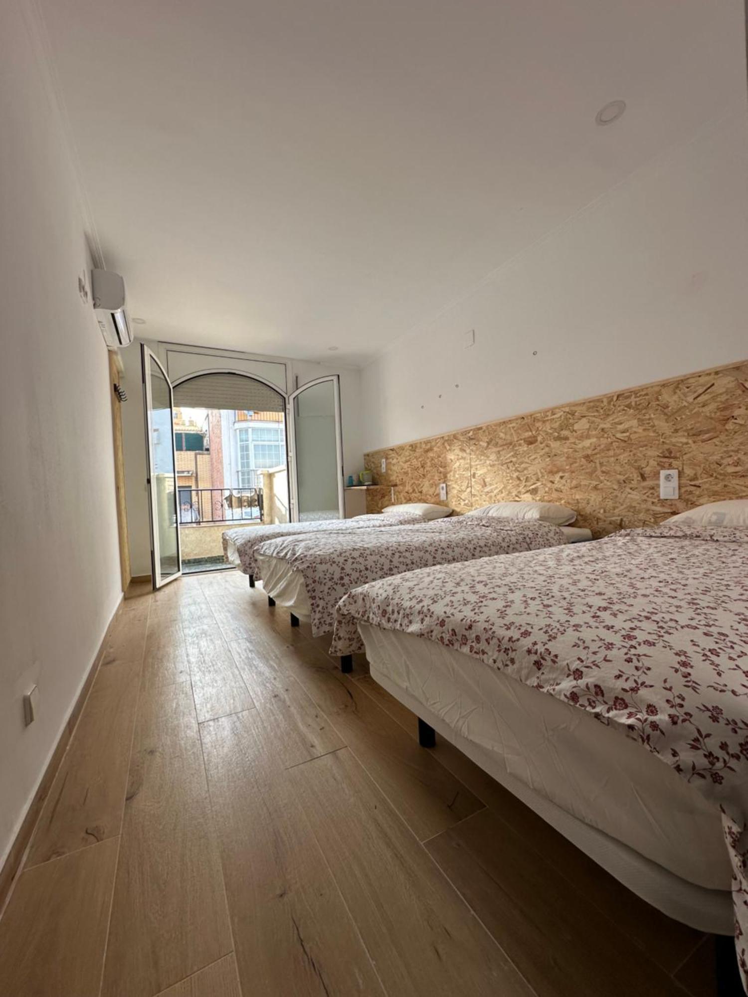 Fudodo舒适3 Beds Hotel L'Hospitalet de Llobregat Ngoại thất bức ảnh