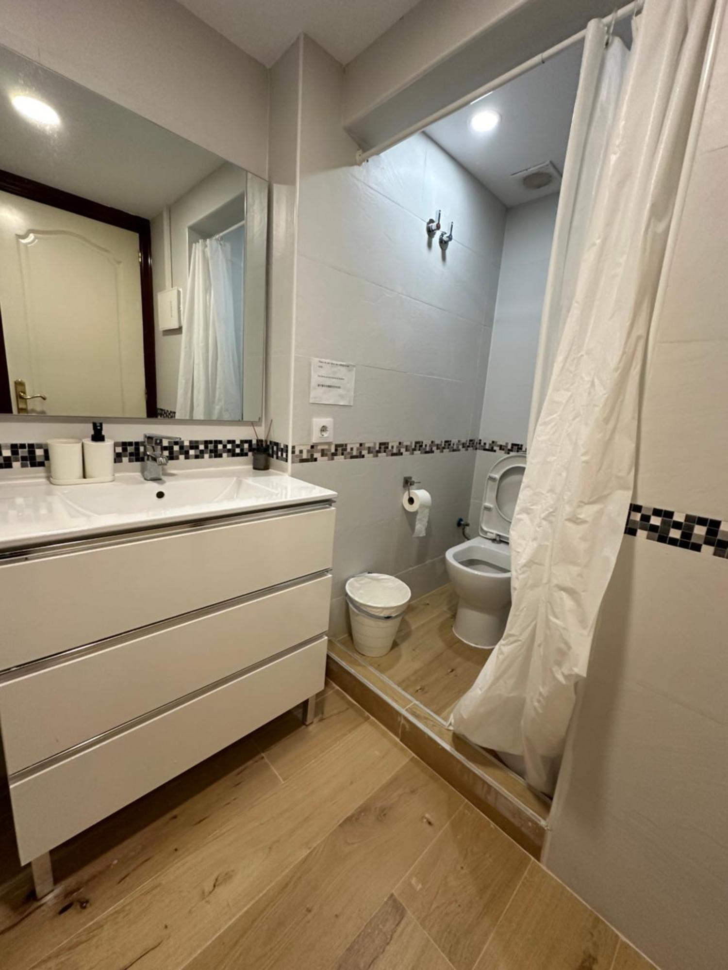 Fudodo舒适3 Beds Hotel L'Hospitalet de Llobregat Ngoại thất bức ảnh